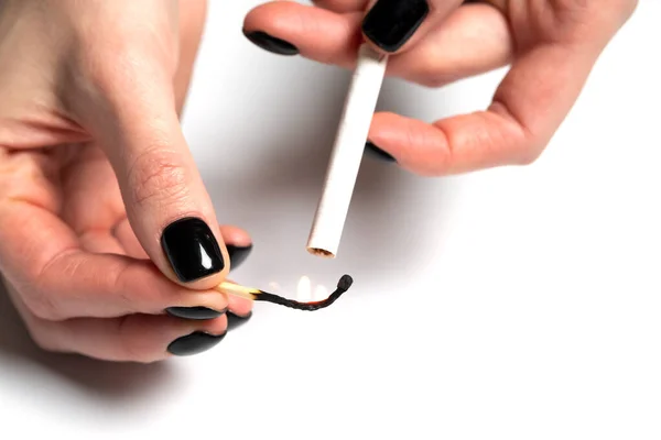 Een Vrouw Met Zwarte Nagellak Steekt Een Sigaret Een Witte — Stockfoto