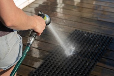 Yıl boyunca terasta terası ve lastik paspası yıka.