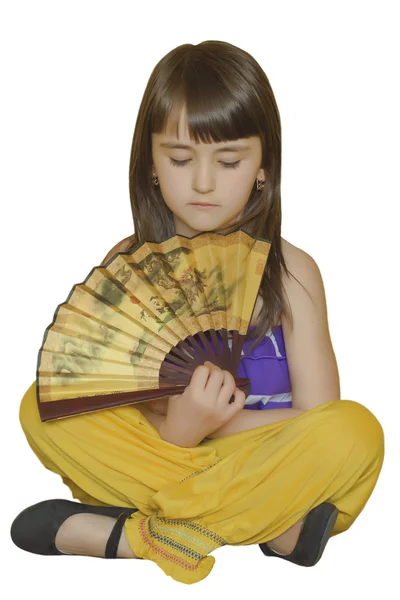 Маленькая девочка с вентилятором — стоковое фото
