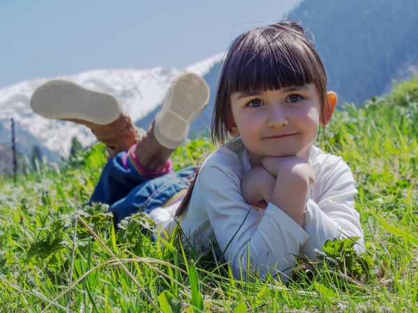 Flicka i äng — Stockfoto