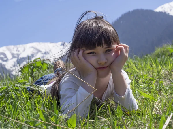 Girl in meadow — Stock Photo, Image