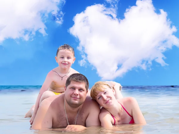 En lykkelig familie på stranden – stockfoto