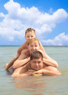 Kumsalda mutlu bir aile