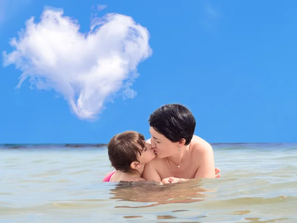 Familia feliz en la playa — Foto de Stock