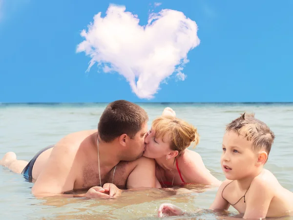 Famiglia felice sulla spiaggia — Foto Stock