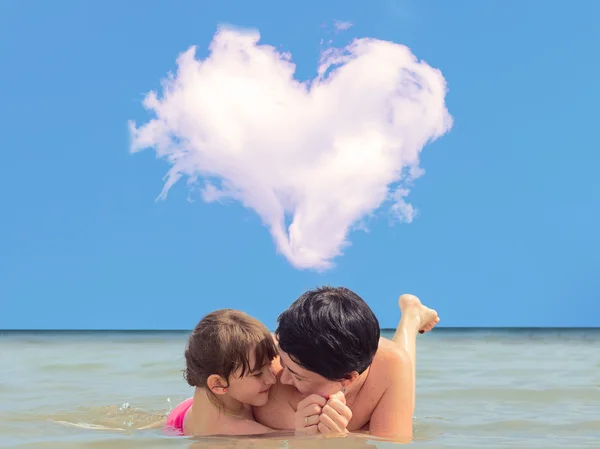 En lykkelig familie på stranden – stockfoto