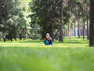 mutlu kız yaz çayır