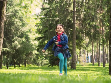 mutlu kız yaz çayır