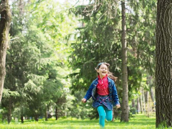 Happy girl at summer meadow — Stock Photo, Image