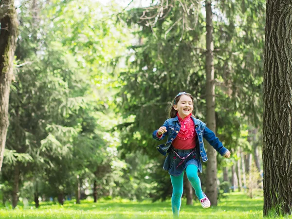 Happy girl at summer meadow — Stock Photo, Image