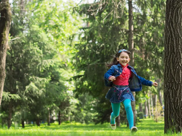 Glad flicka på Sommaräng — Stockfoto