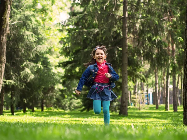 Glad flicka på Sommaräng — Stockfoto