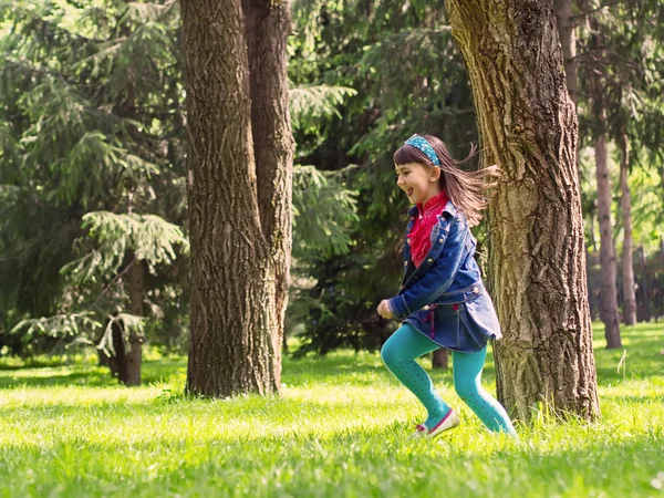 Glad flicka på Sommaräng — Stockfoto