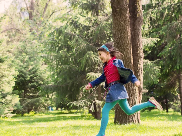 Ragazza felice al prato estivo — Foto Stock