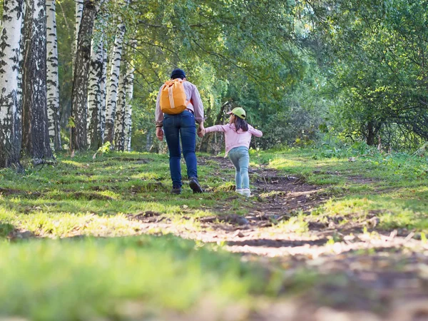 Promenade en famille dans la forêt — Photo