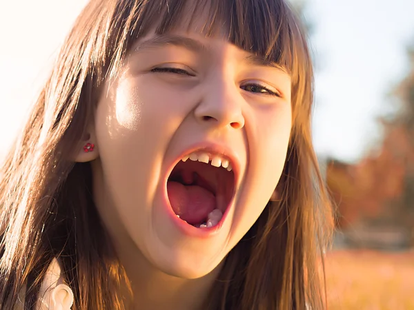 Retrato de menina emocional — Fotografia de Stock