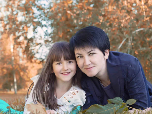 Familie im Park — Stockfoto