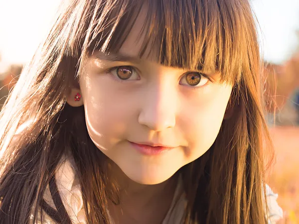 Porträt eines emotionalen kleinen Mädchens — Stockfoto