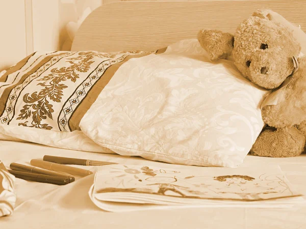 Кроличья игрушка на кровати — стоковое фото