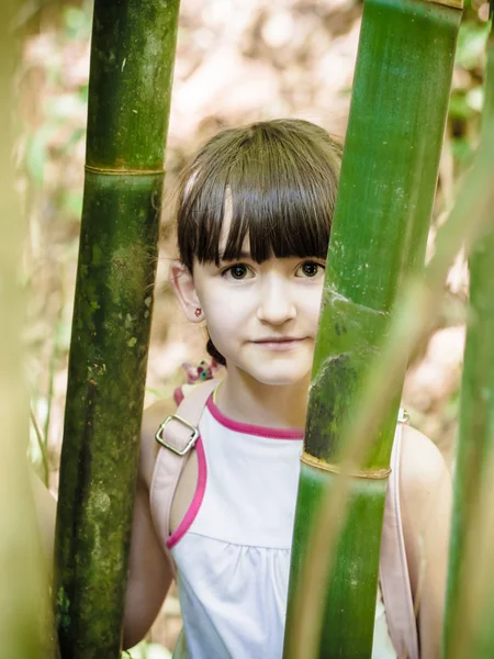 ジャングルの中で子 — ストック写真