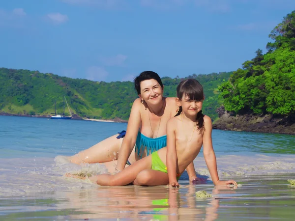 Mother and her little daughter on the beach — Stock Photo, Image