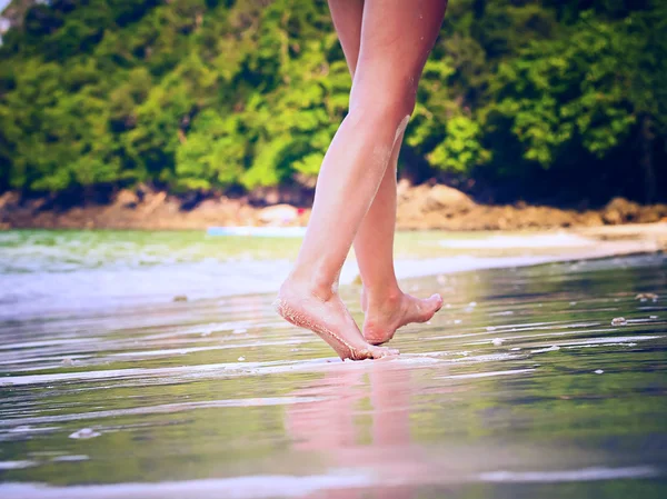 Гуляющая девушка на пляже — стоковое фото