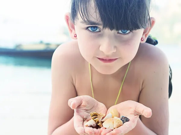 Girl holding seashell — Stock Photo, Image