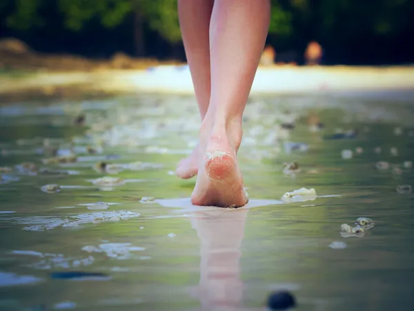 Caminhando menina na praia — Fotografia de Stock