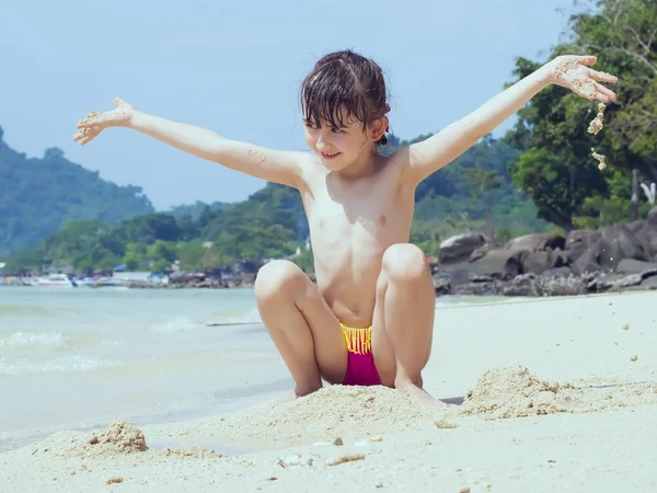 Bambino sulla spiaggia — Foto Stock