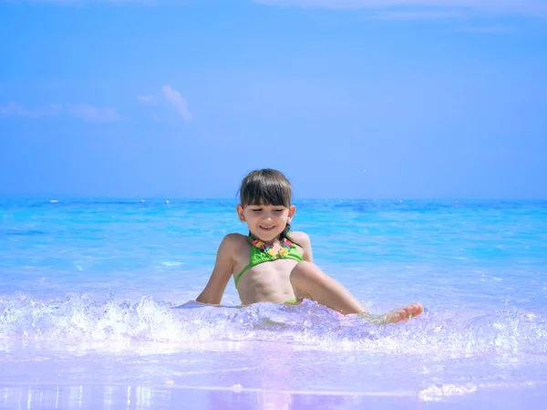 Bambino sulla spiaggia — Foto Stock