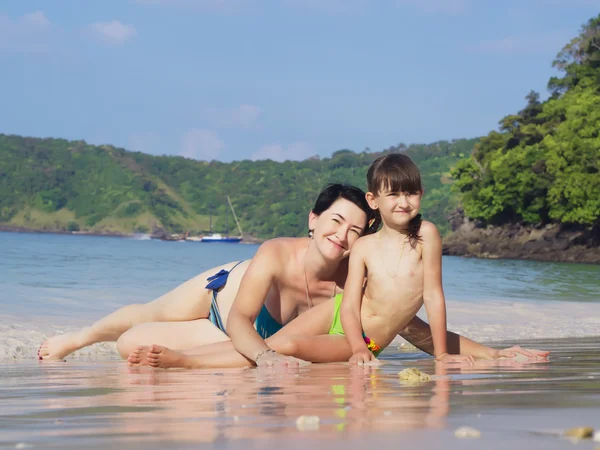 Anne ve küçük kızı sahilde