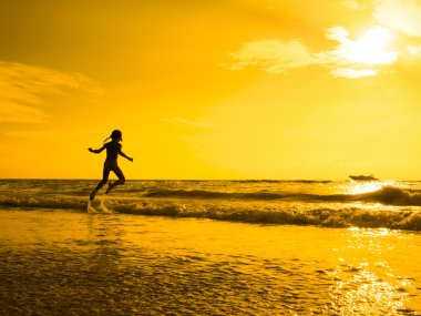 gün batımında kız