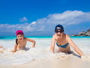 Anne ve küçük kızı sahilde