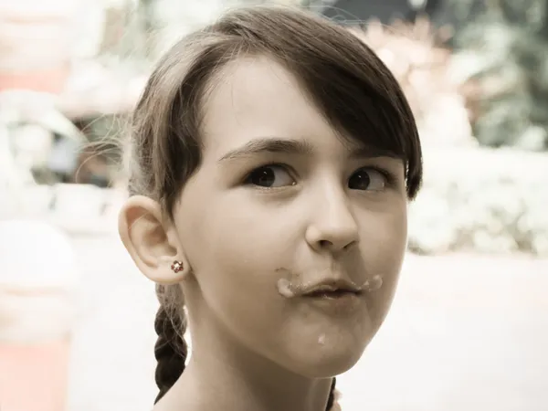 Girl eating ice cream — Stock Photo, Image