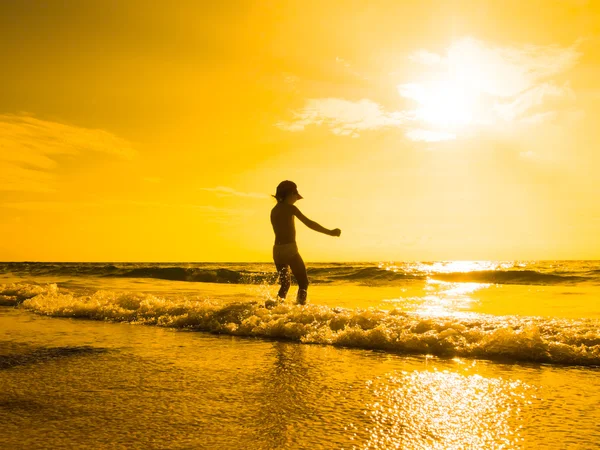 Mädchen bei Sonnenuntergang — Stockfoto