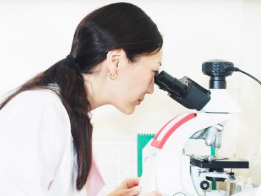 Mikroskoplu doktor.