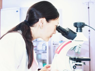 Mikroskoplu doktor.