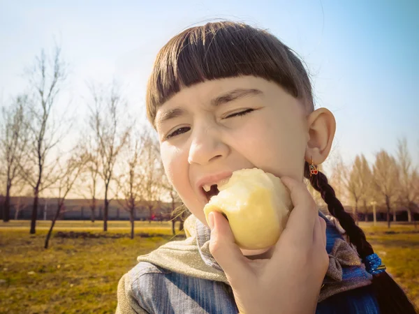 白人の女の子は食用リンゴ — ストック写真