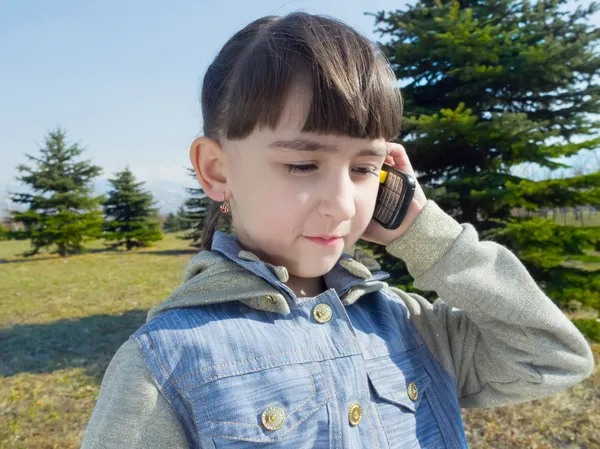 Ragazza caucasica parlare con il telefono cellulare — Foto Stock