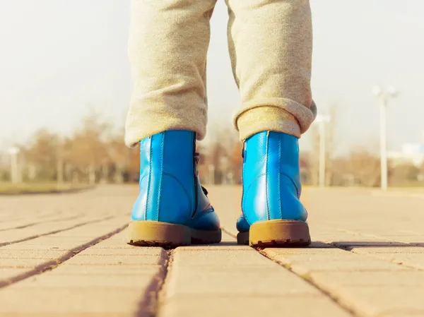 Stiefel des Kindes laufen im Park — Stockfoto