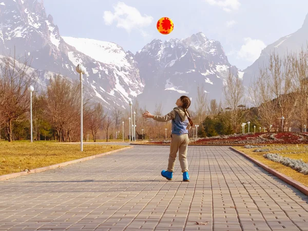 Girl playing with balloon — Stock Photo, Image