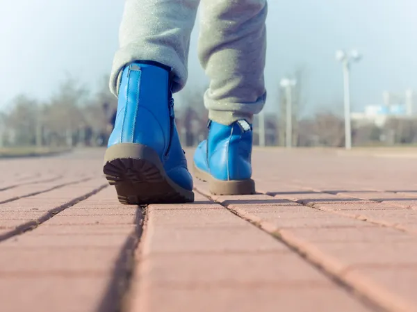 Stiefel des Kindes laufen im Park — Stockfoto
