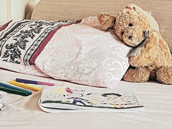 Кроличья игрушка на кровати — стоковое фото
