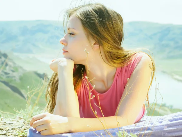 Junge Frauen in der Natur — Stockfoto