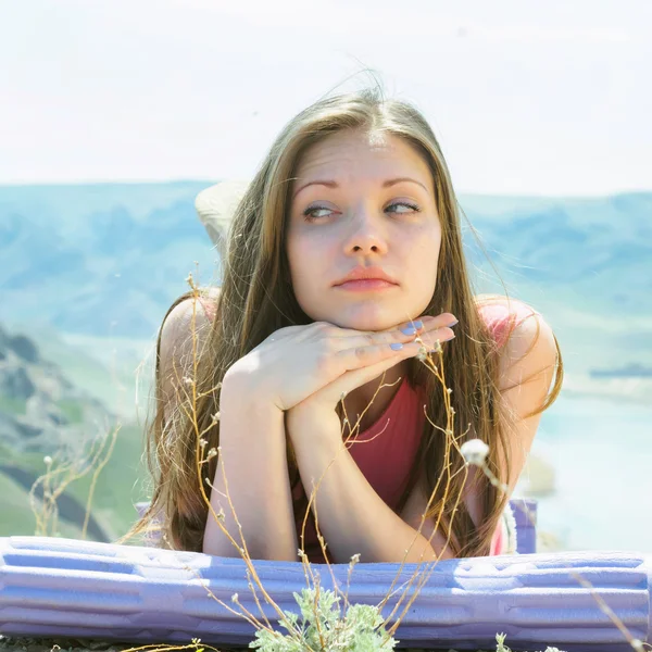 Unge kvinner i naturen – stockfoto