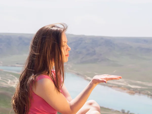 Les jeunes femmes à la nature — Photo