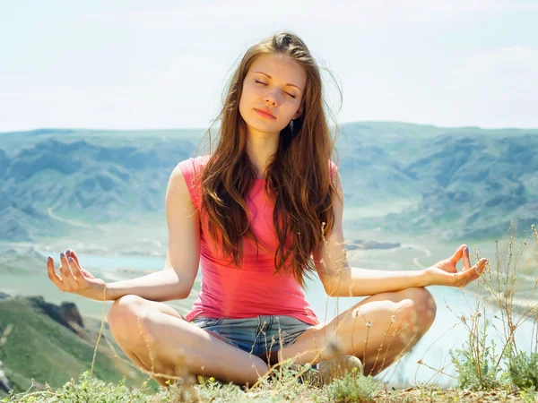 Les jeunes femmes à la nature — Photo