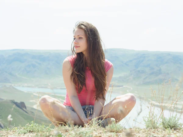 Les jeunes femmes à la nature — Photo