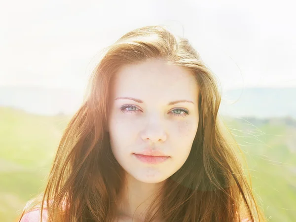 Junge Frauen in der Natur — Stockfoto