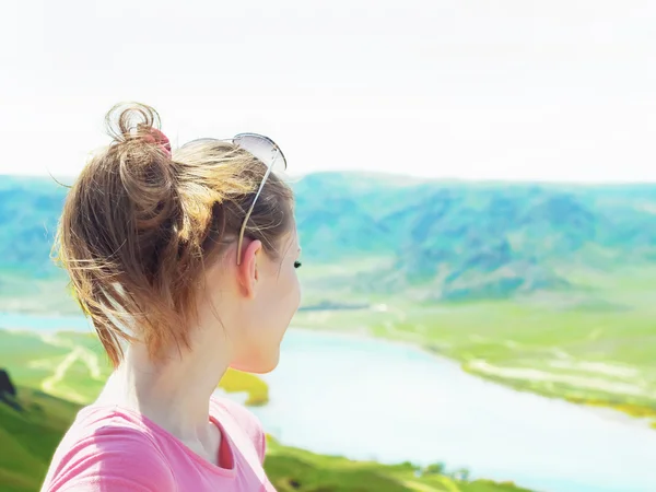 Junge Frauen in der Natur — Stockfoto